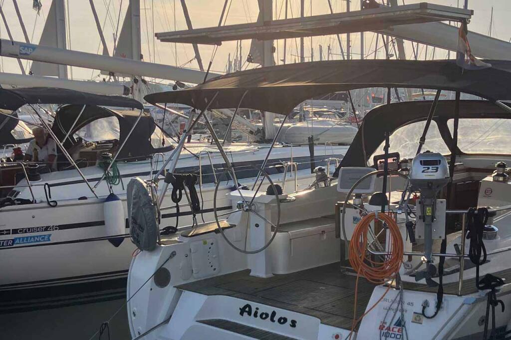 Sailing yacht 