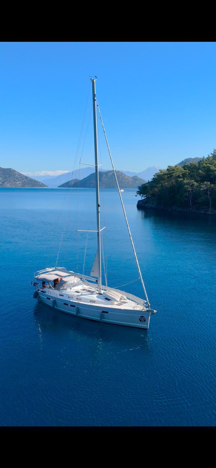 Sailing yacht 