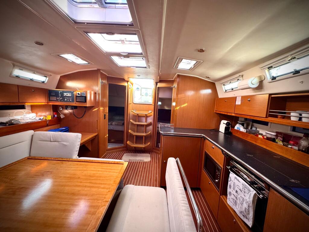 Sailing yacht 