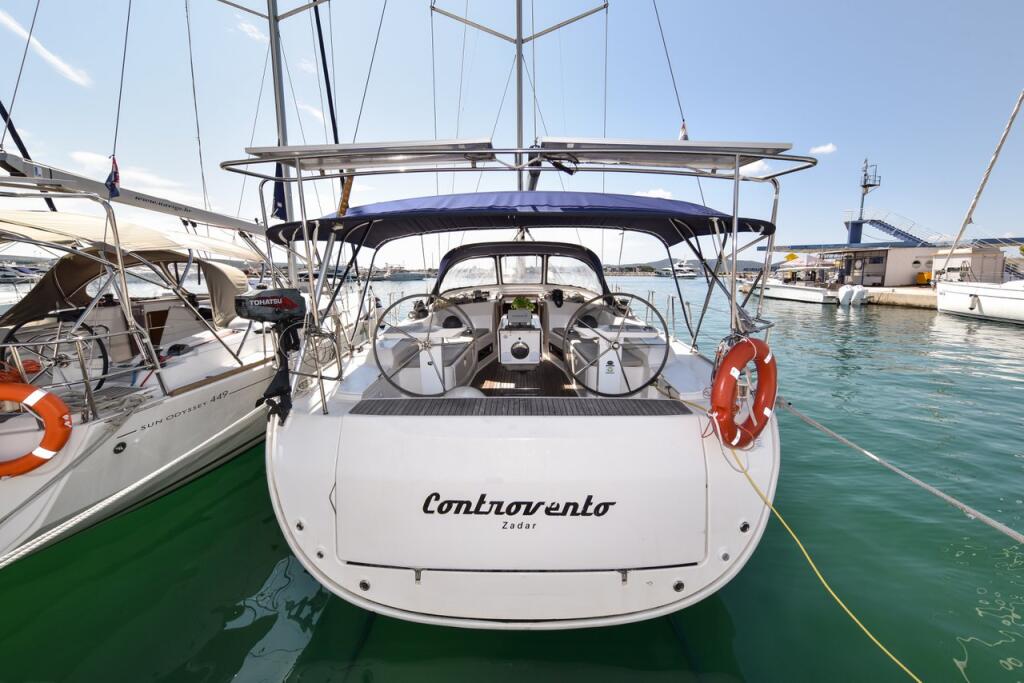 Sailing yacht 