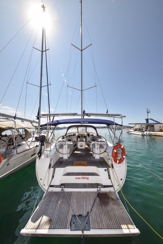 Sailing yacht 