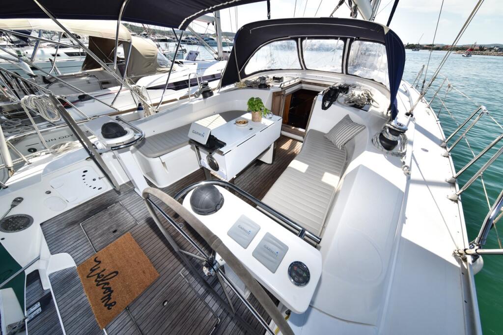 Sailing yacht 
