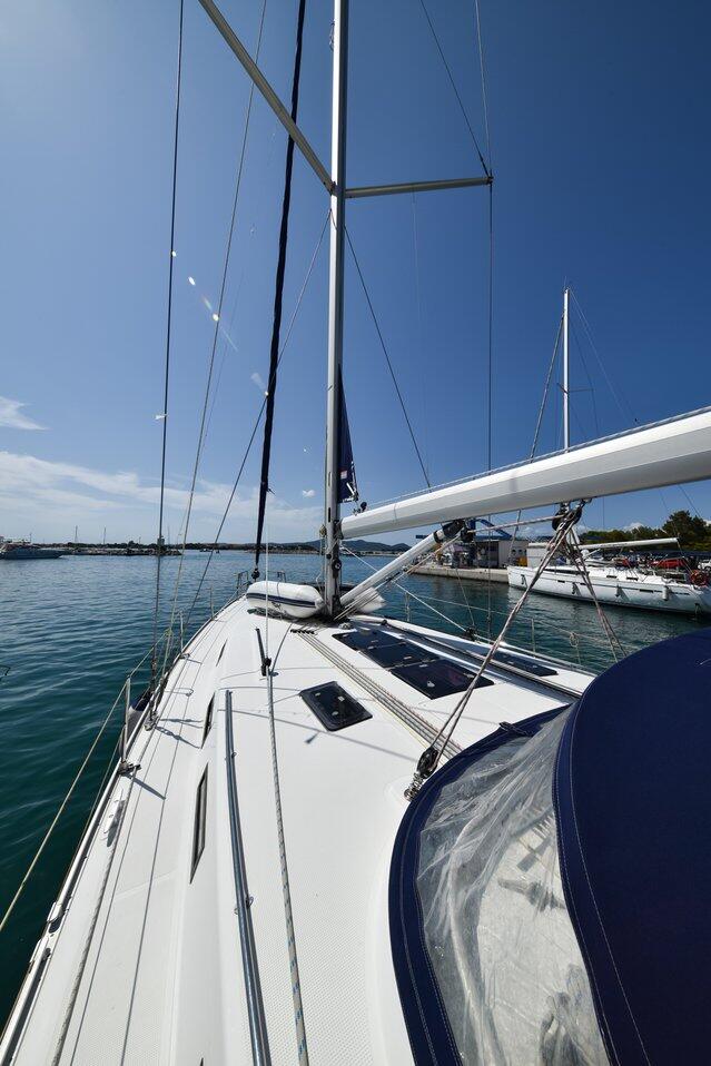 Sailing yacht 