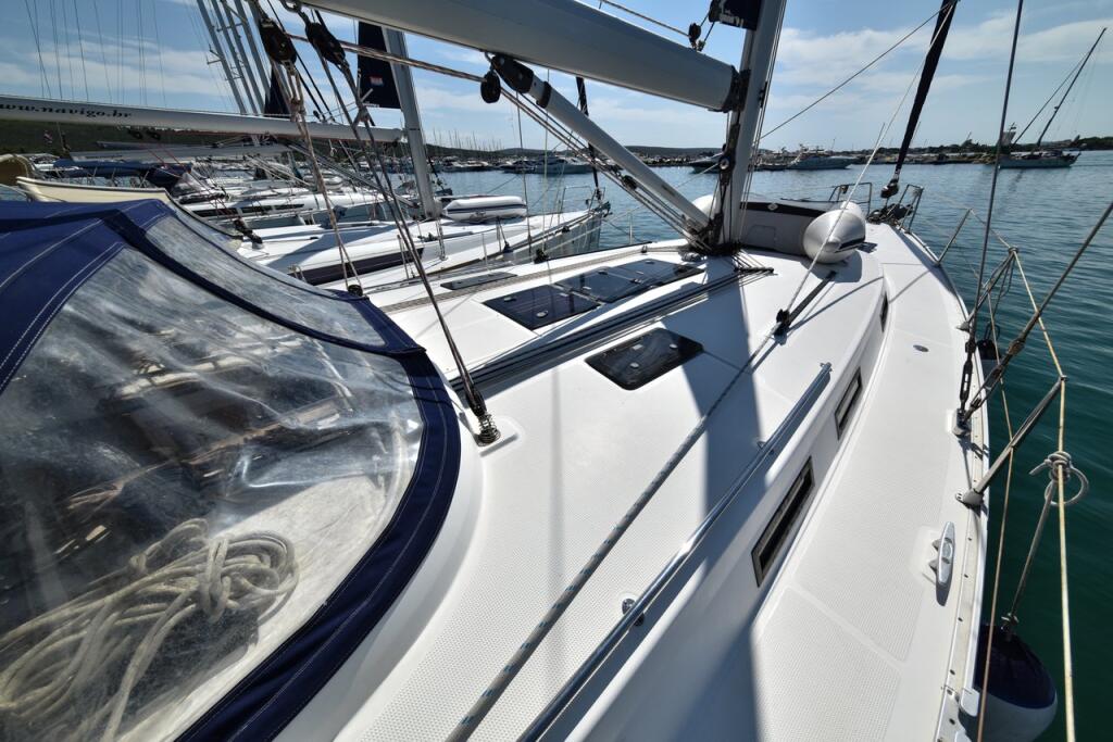 Sailing yacht 