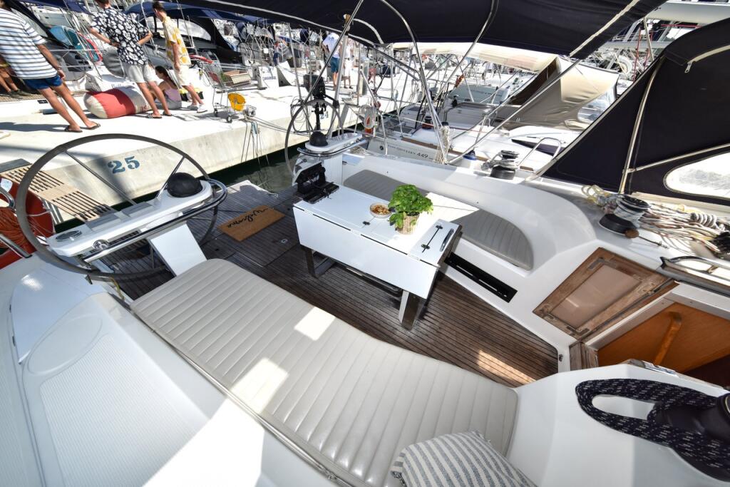 Sailing yacht 
