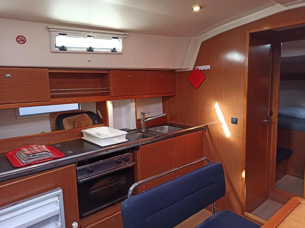 Sailing yacht 