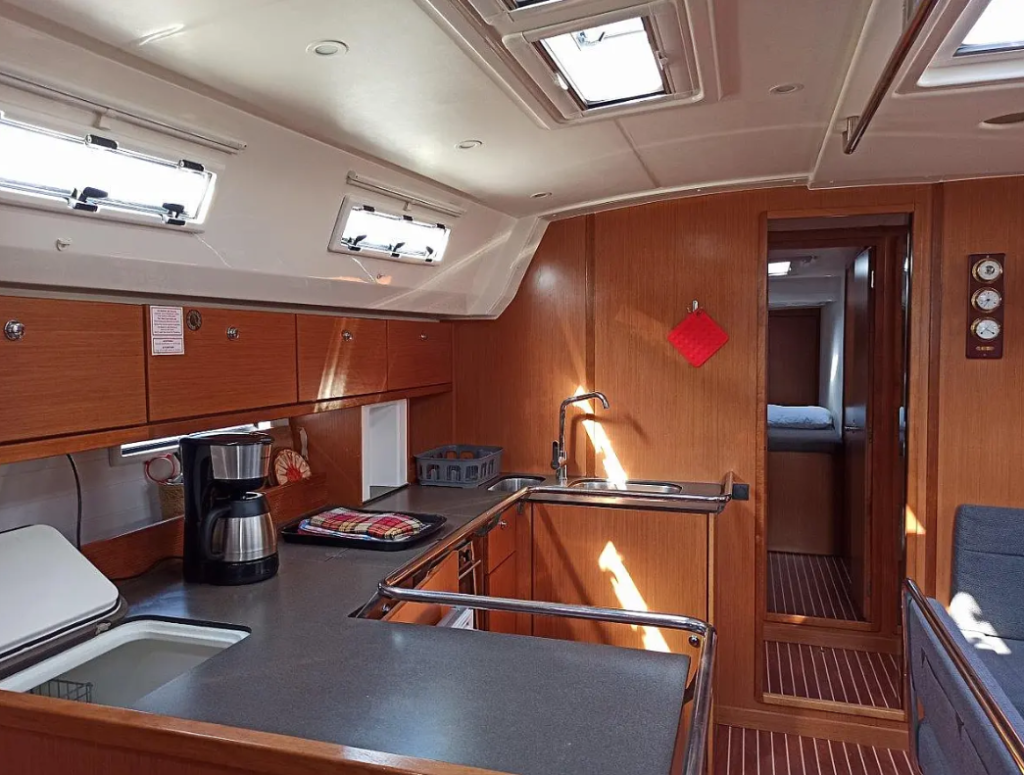 Sailing yacht 