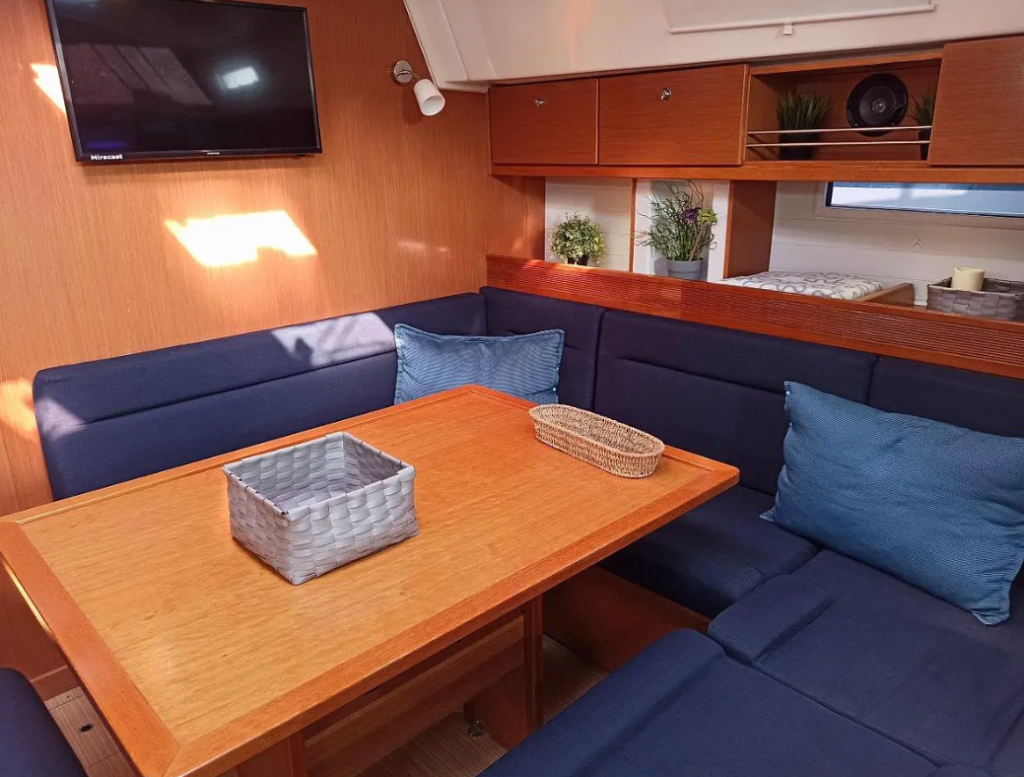 Sailing yacht 