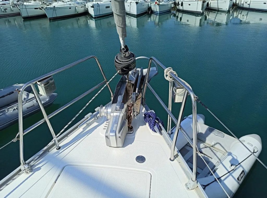 Sailing yacht 