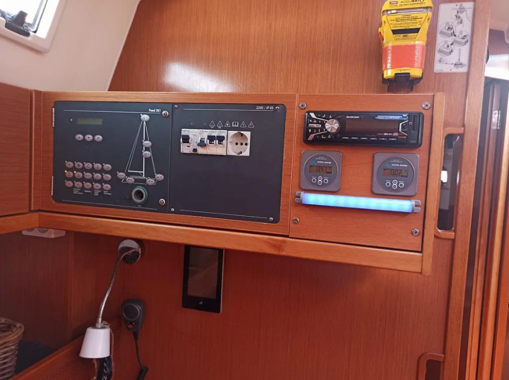 Sailing yacht 
