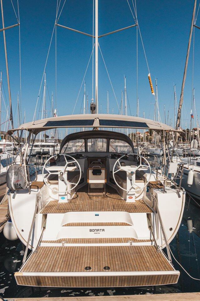 Sailing yacht 