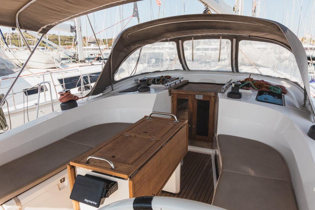 Sailing yacht 