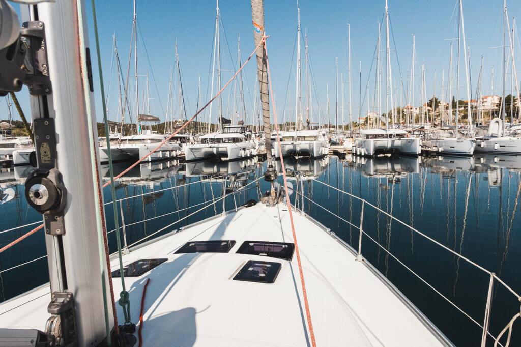 Sailing yacht 