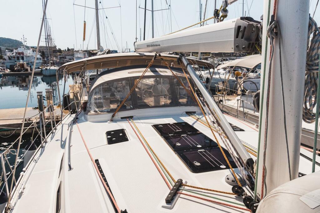 Sailing yacht 