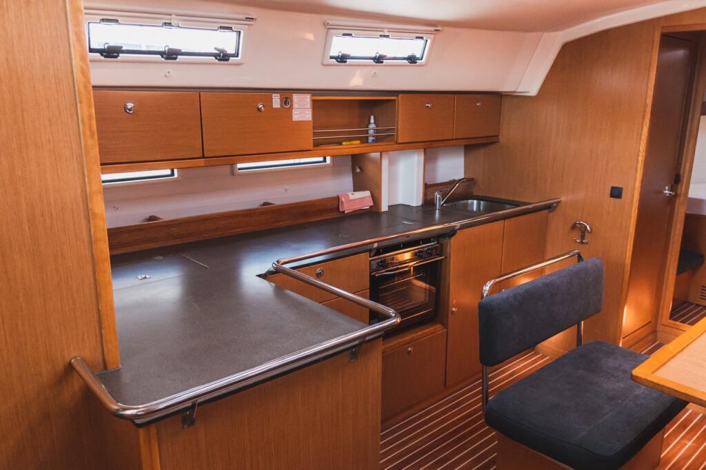 Sailing yacht 