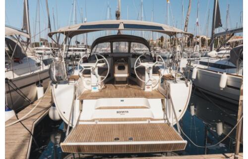 Sailing yacht 