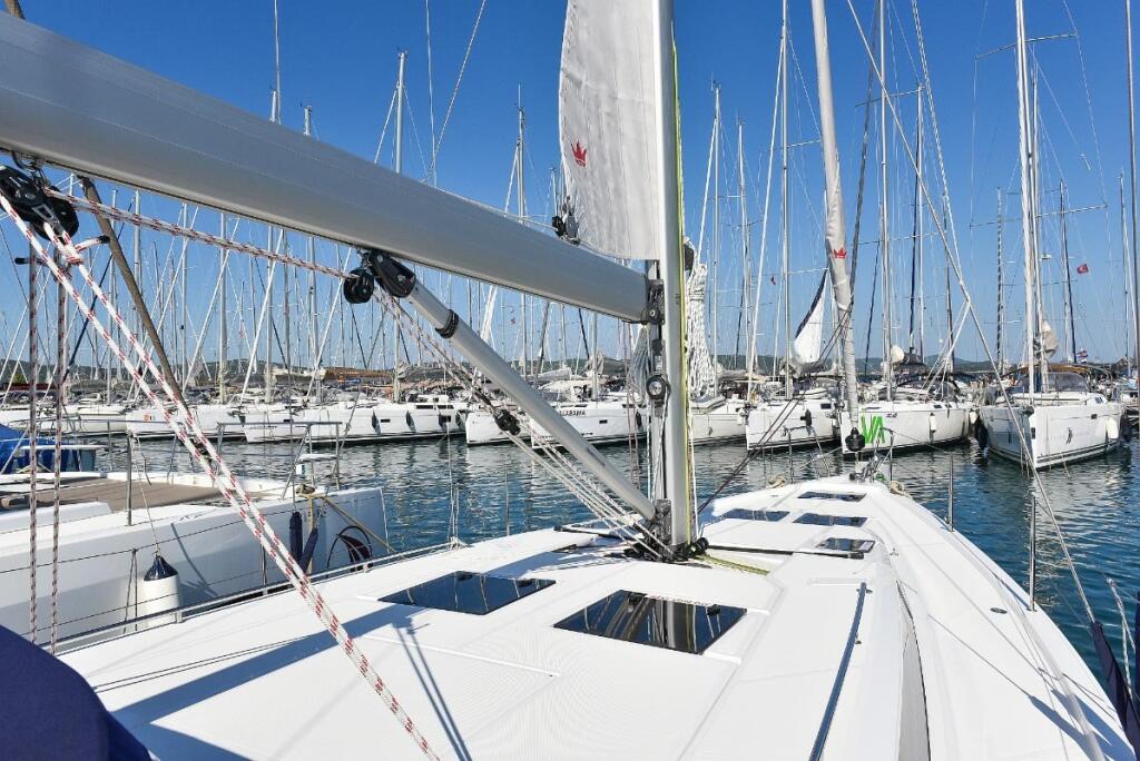 Sailing yacht 
