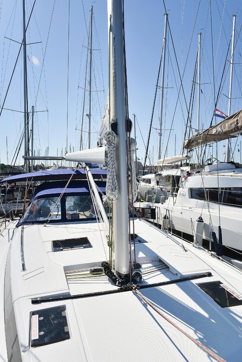 Sailing yacht 