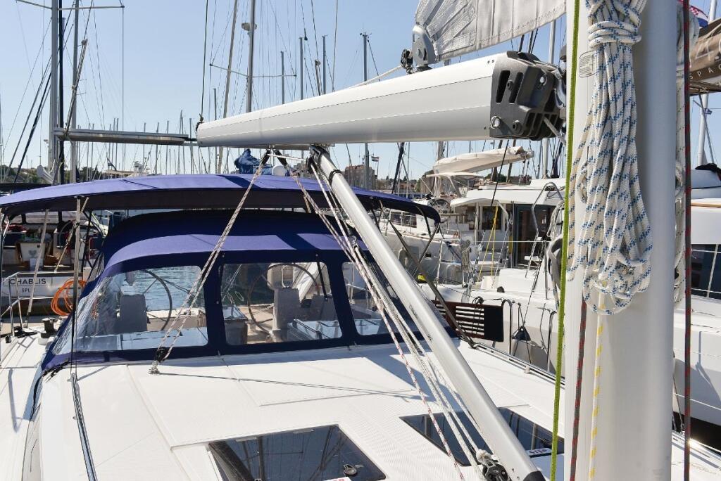 Sailing yacht 
