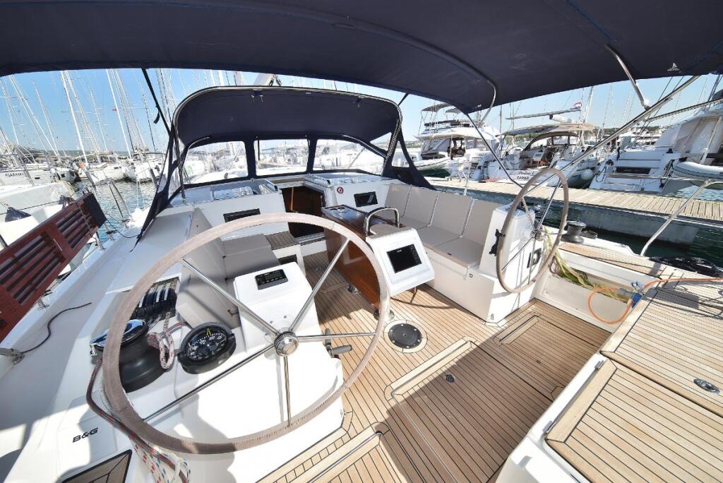 Sailing yacht 