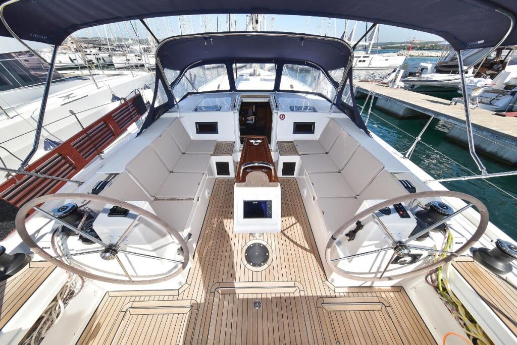 Sailing yacht 