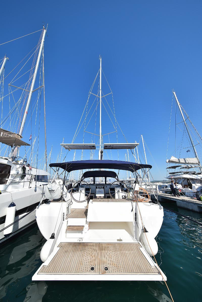 Sailing yacht 