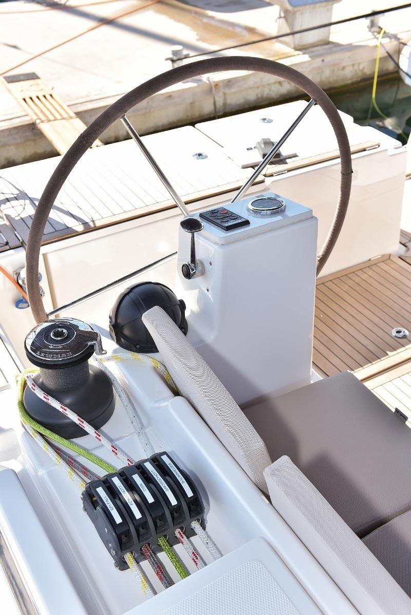 Sailing yacht 