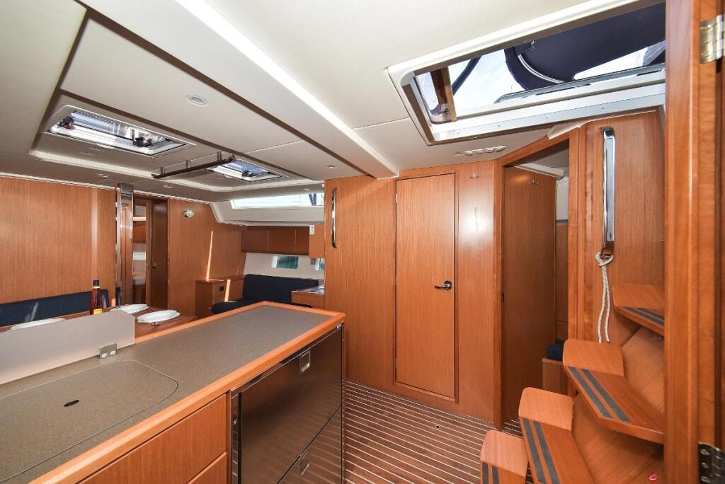 Sailing yacht 