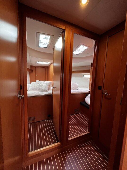 Sailing yacht 