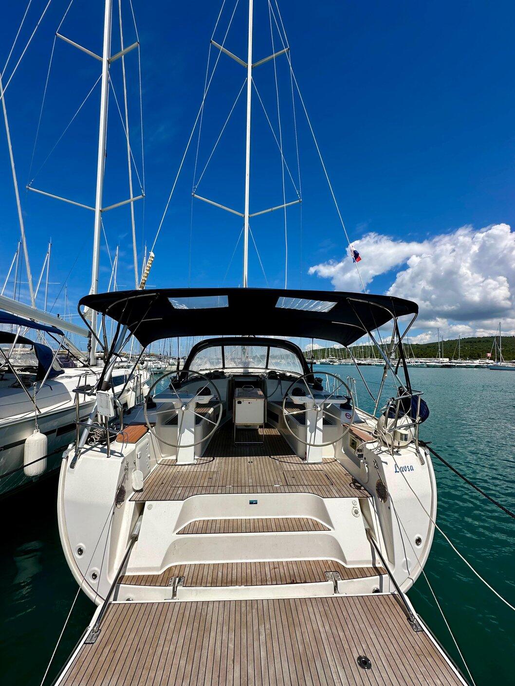 Sailing yacht 