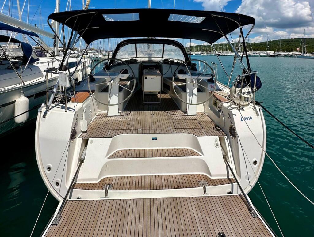 Sailing yacht 