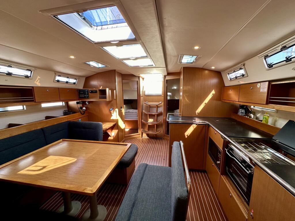Sailing yacht 