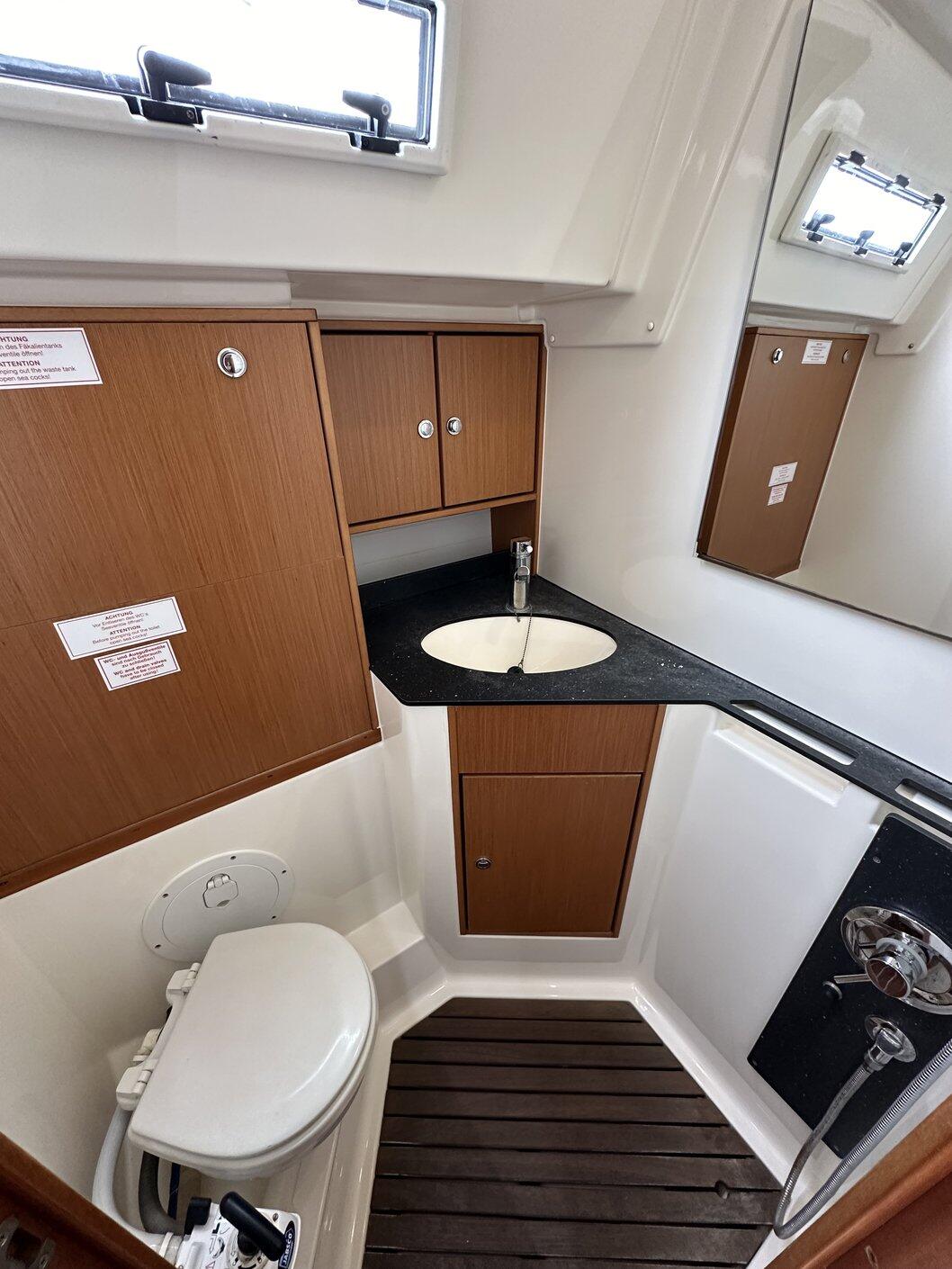 Sailing yacht 