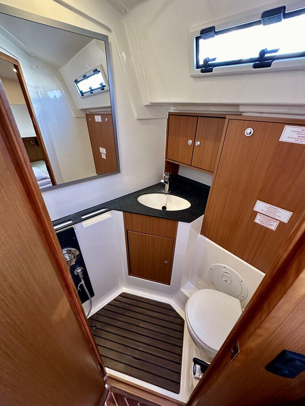 Sailing yacht 