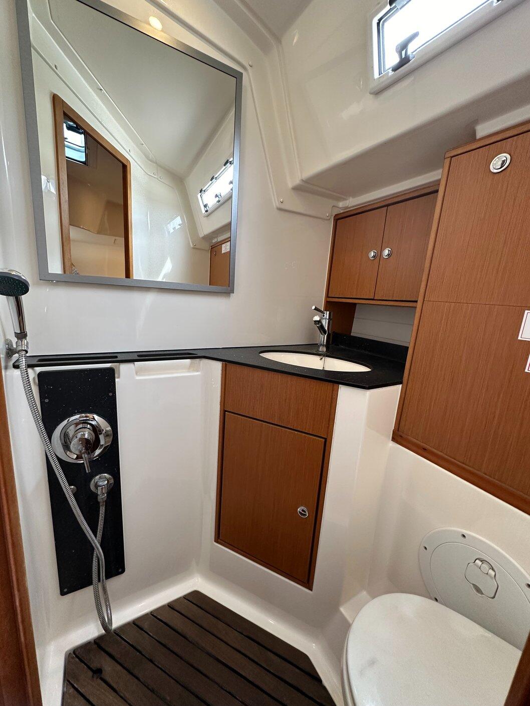 Sailing yacht 