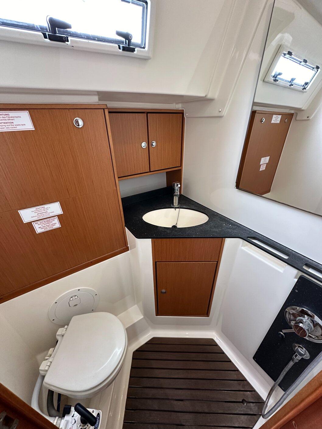 Sailing yacht 