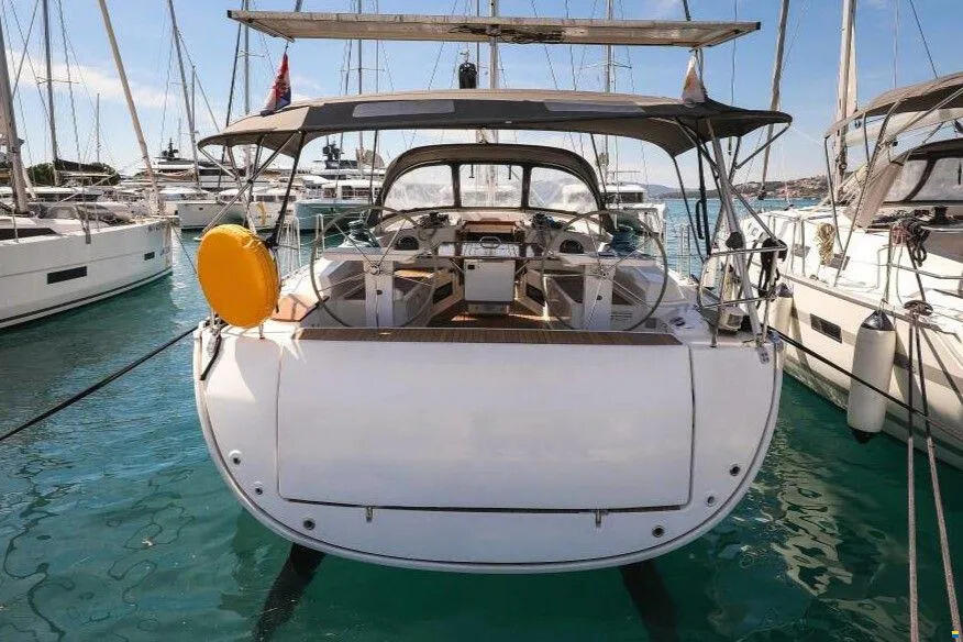 Sailing yacht 