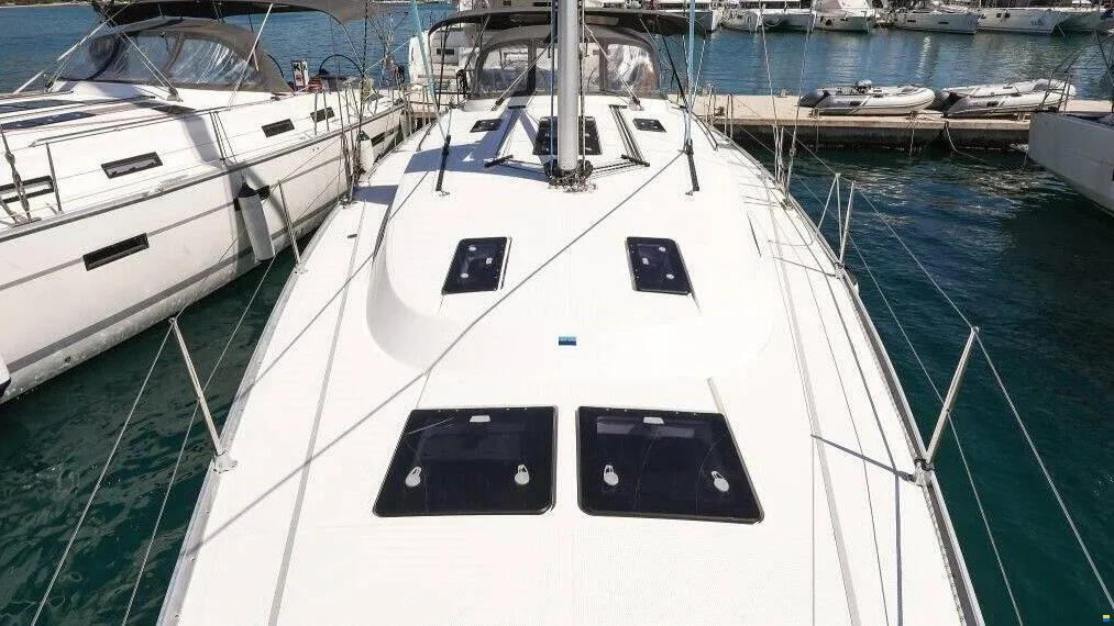 Sailing yacht 