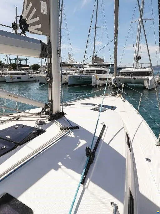 Sailing yacht 