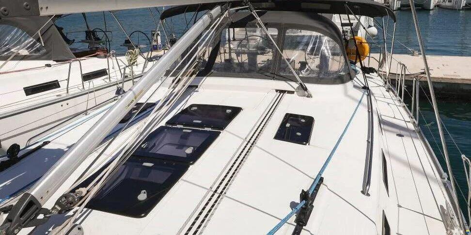 Sailing yacht 