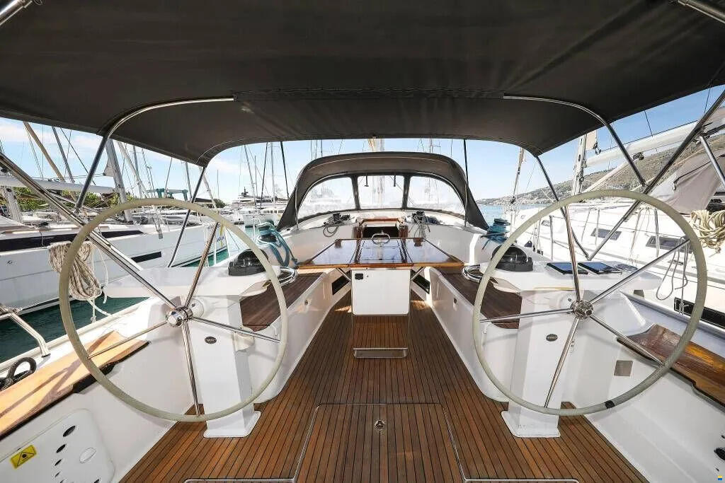 Sailing yacht 