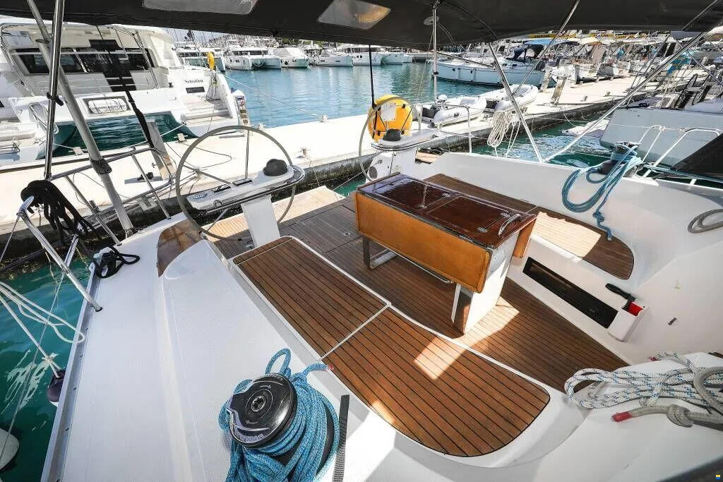 Sailing yacht 