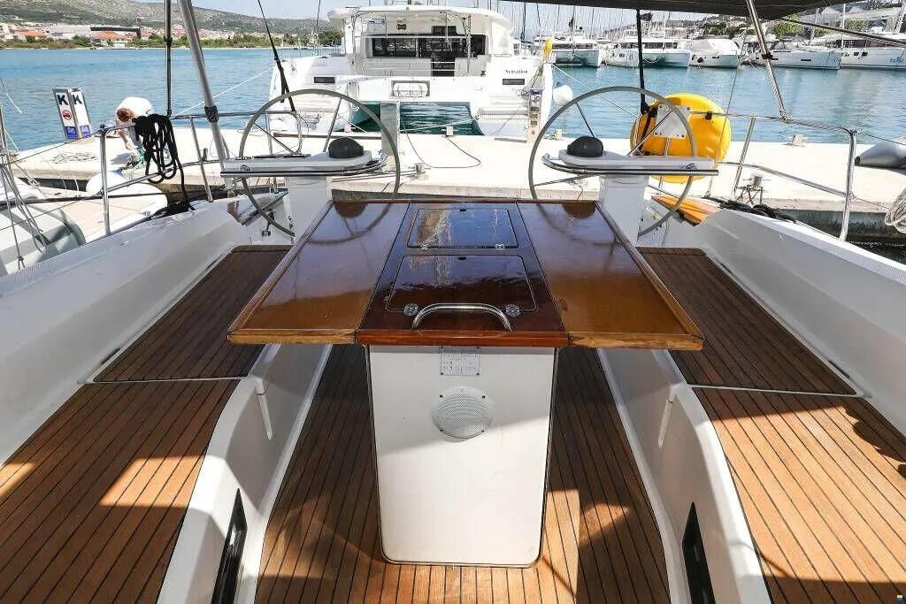 Sailing yacht 
