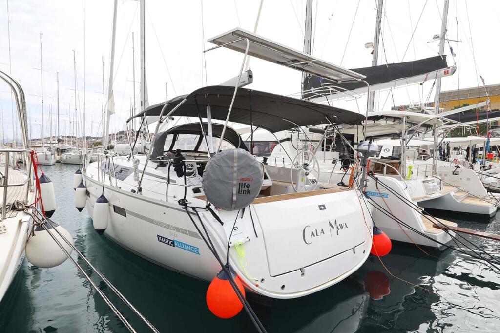 Sailing yacht 