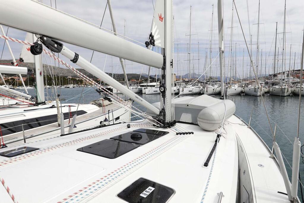 Sailing yacht 