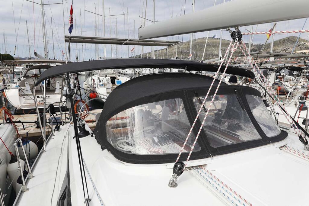 Sailing yacht 