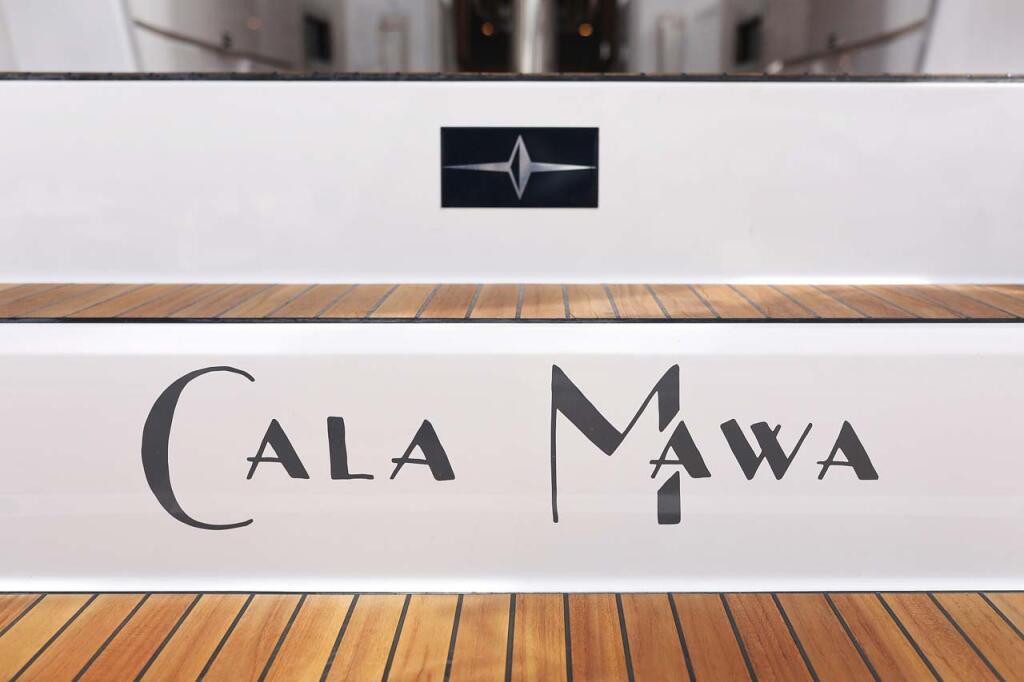 Sailing yacht 