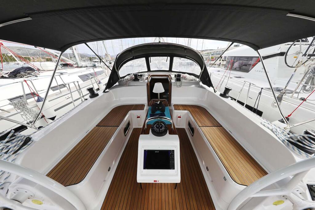 Sailing yacht 
