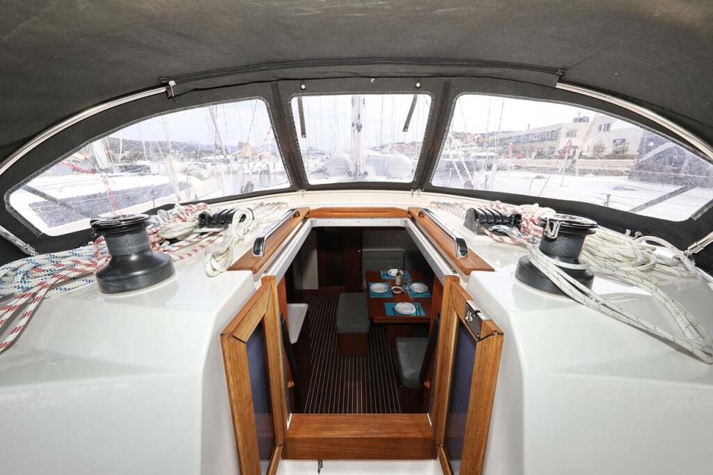 Sailing yacht 