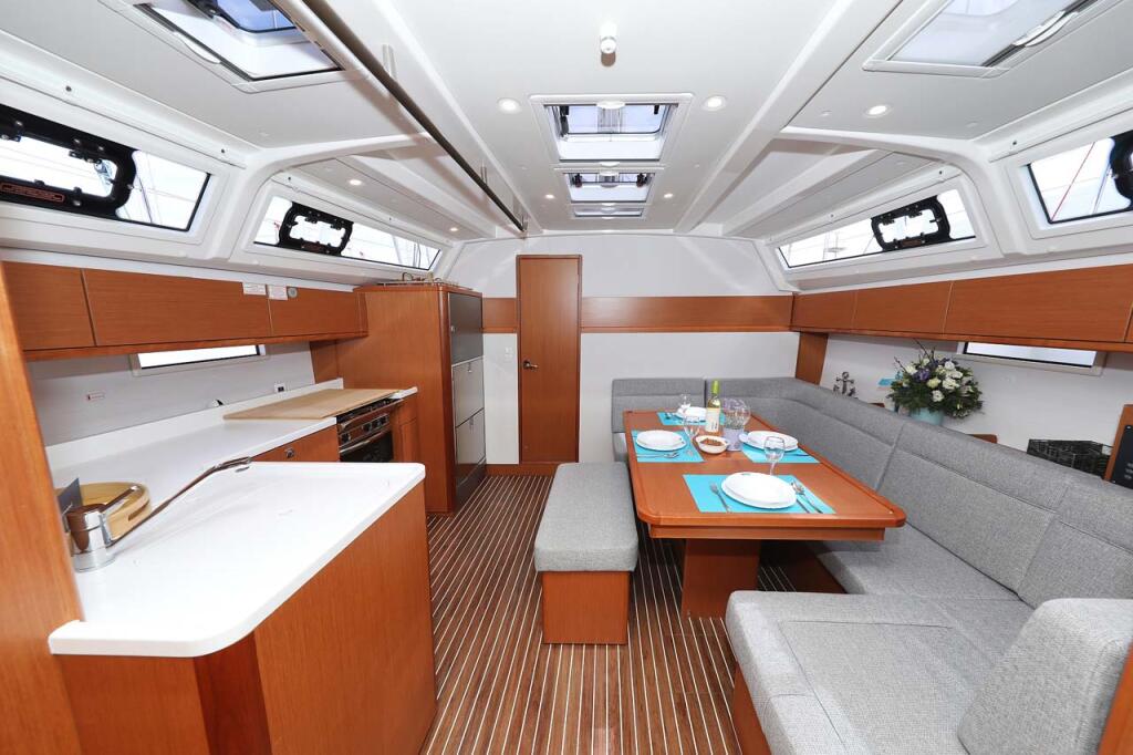 Sailing yacht 